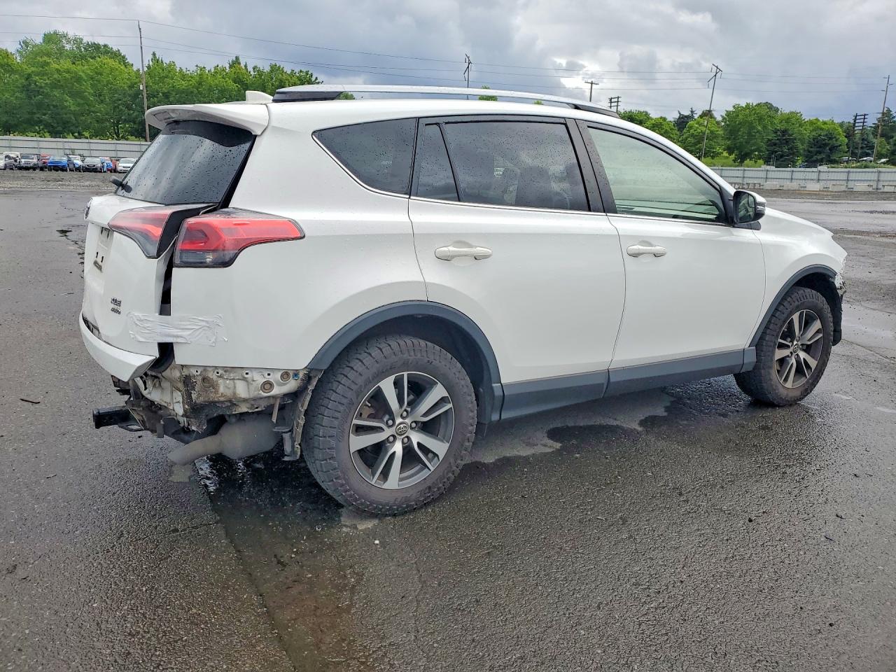 2017 TOYOTA RAV 4 — VIN JTMRFREV2HD202065 — photo 3